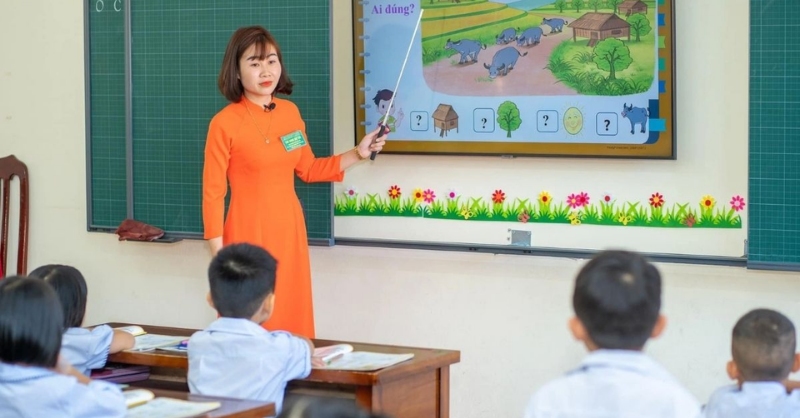 Hình ảnh cô giáo đang giảng bài trên máy chiếu