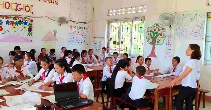 Cô giáo giảng bài cho học sinh trong ngày 20 tháng 11