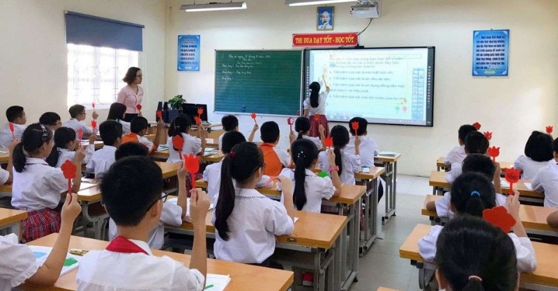 Học sinh tặng hoa giấy chúc mừng cô giáo trong lớp học 20/11