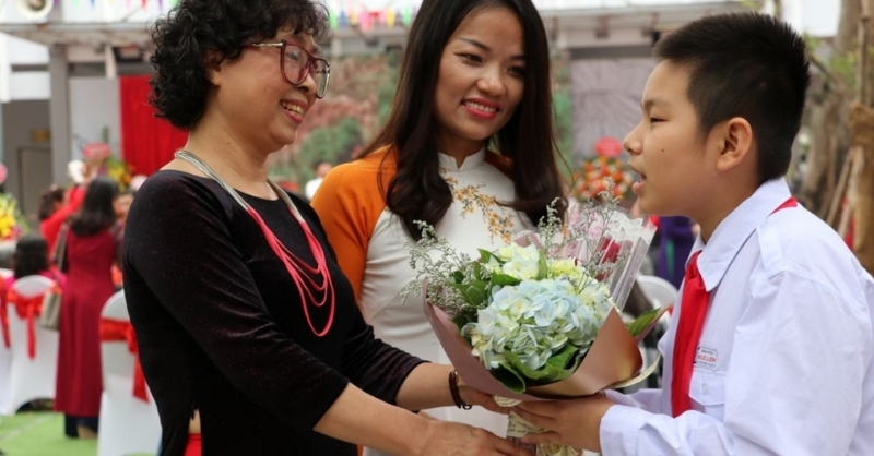 Hình ảnh học trò tặng hoa chúc mừng cô giáo ngày 20/11