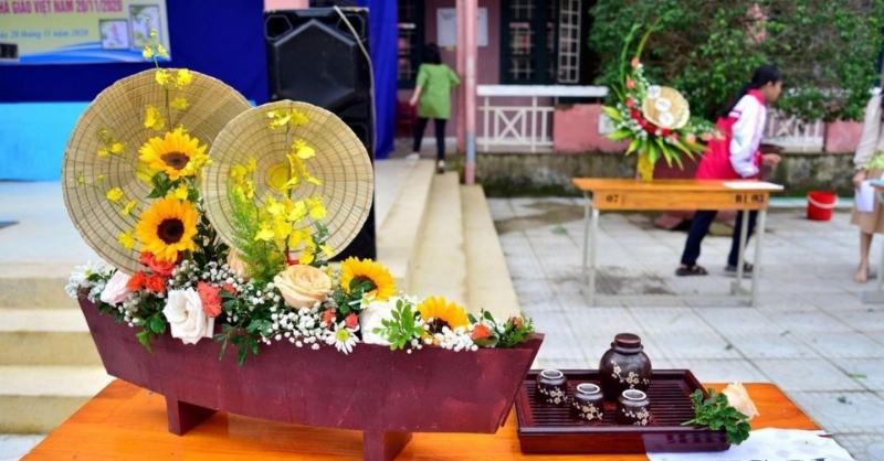 Mẫu thuyền hoa được bày trí trong hoạt động ngày 20/11