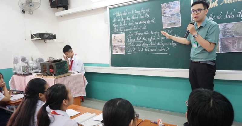 Hình ảnh thầy giáo trong tiết học