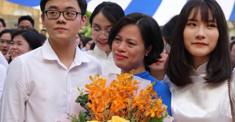 Khoảnh khắc xúc động của cô giáo trong ngày lễ Nhà giáo 20/11