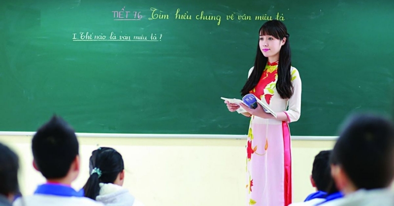 Hình ảnh cô giáo với chiếc áo dài trong giờ dạy học