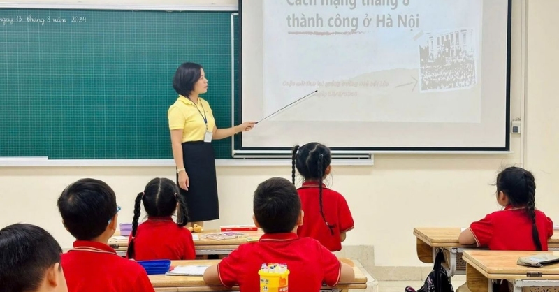 Cô giáo đang giảng dạy trên máy chiếu