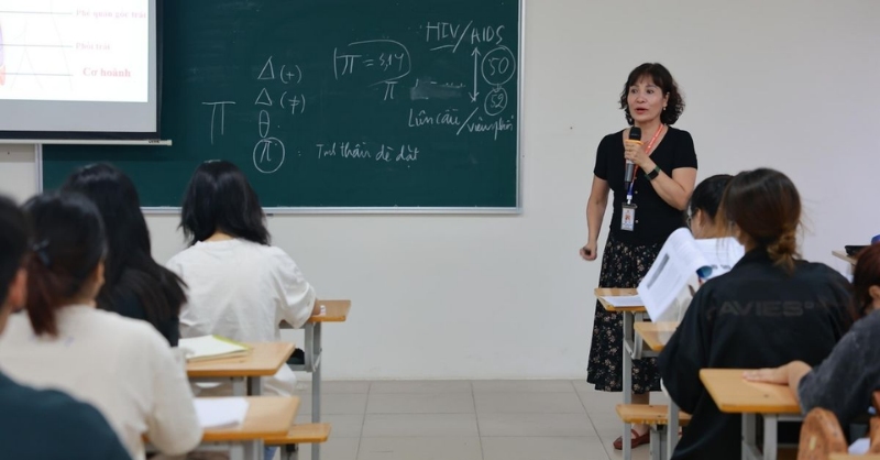 Hình ảnh cô và học trò trong từng tiết học