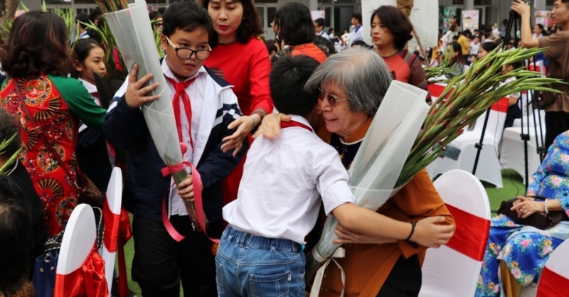 Hình ảnh học sinh đang tặng hoa nhân ngày 20/11