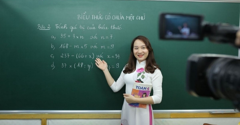 Hình ảnh cô giáo với chiếc áo dài giản dị trong giờ dạy toán