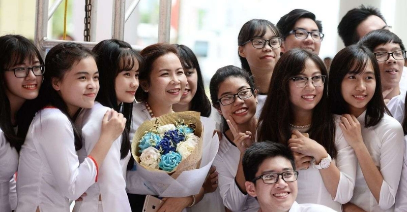 Hình ảnh học sinh tặng hoa tri ân cô nhân ngày 20/11