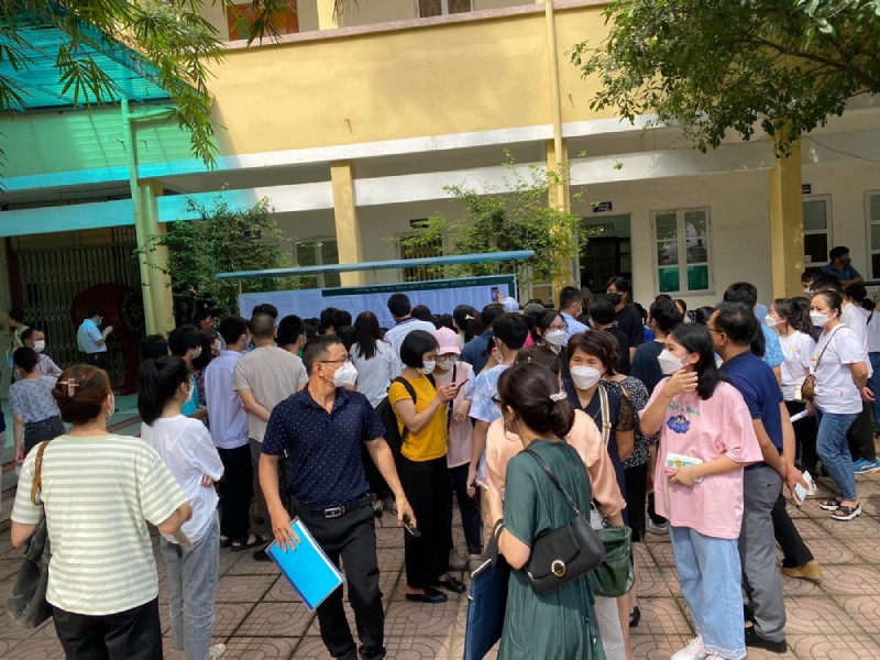 Phụ huynh và các em học sinh tấp nập đi làm thủ tục nhập học vào lớp 10