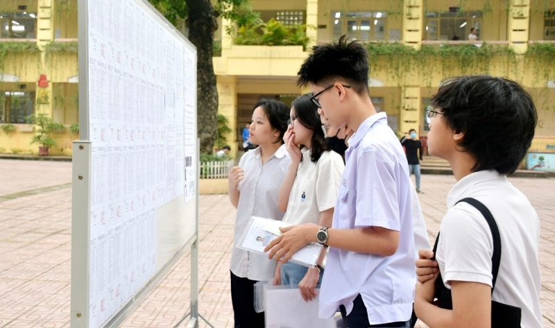 Các em học sinh xem danh sách nhập học