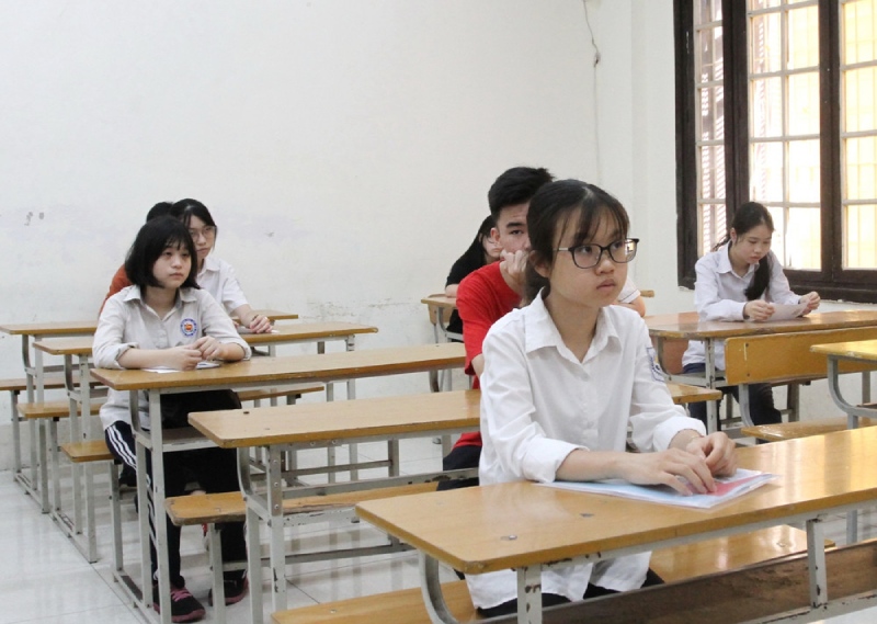 Thí sinh nghe hướng dẫn và quy định phòng thi