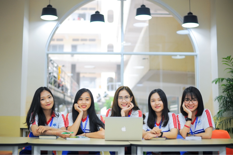 Sinh viên trường đại học kinh tế tphcm