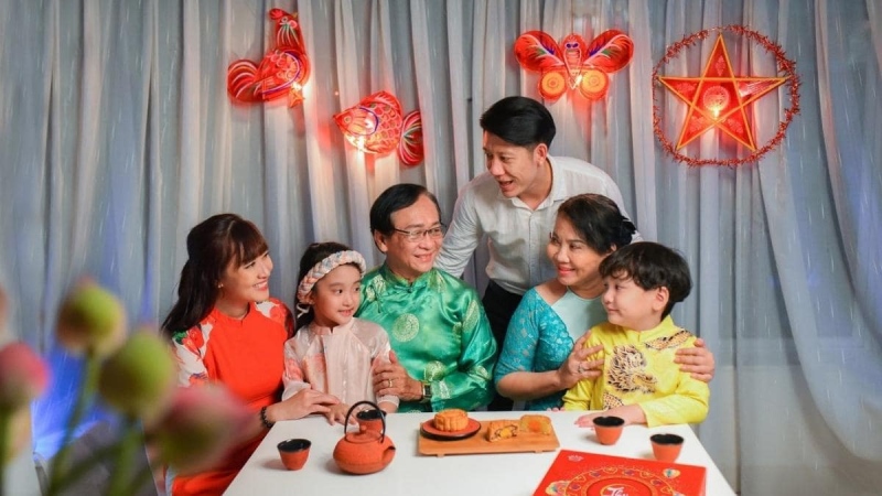 Gia đình quây quần bên mâm bánh Trung thu