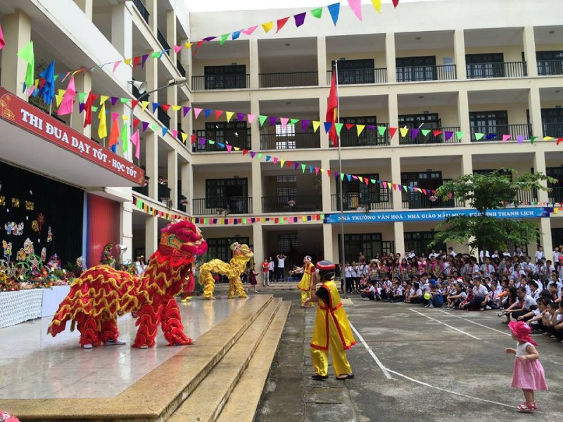 Học sinh xem múa lân mừng Tết Trung thu tại sân trường