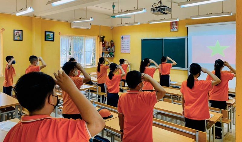 Học sinh đứng dậy chào cờ