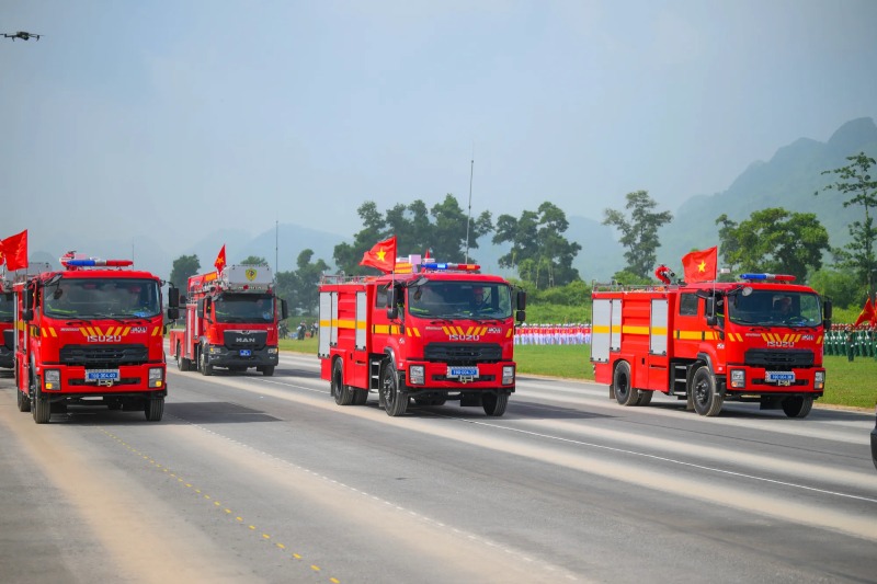 Đoàn xe cứu hỏa hợp luyện diễu binh