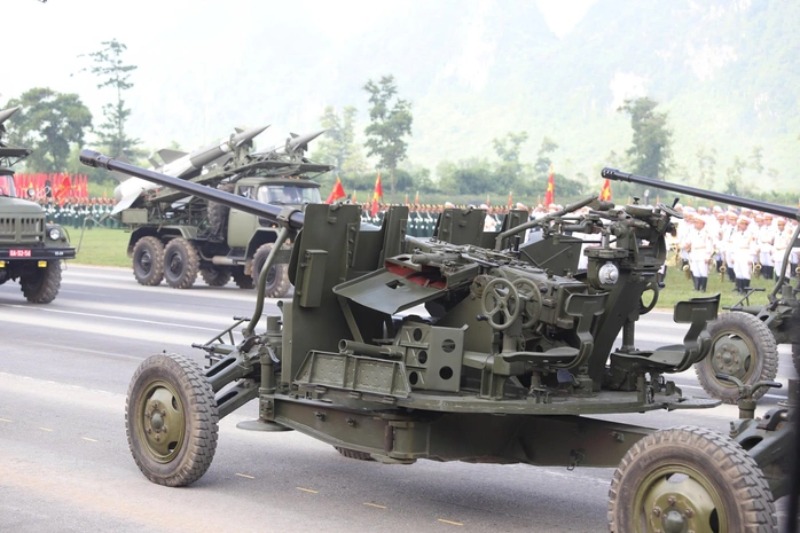 Pháo phòng không nòng đôi trong lễ diễu binh