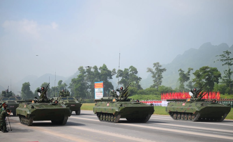 Xe bọc thép bánh xích trang bị súng máy hạng nặng