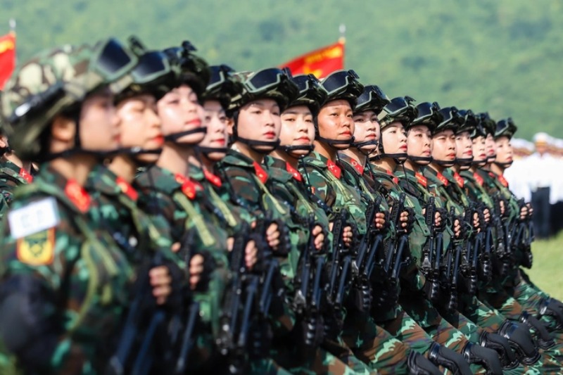 Nữ quân nhân Việt Nam trang nghiêm trong đội hình diễu binh