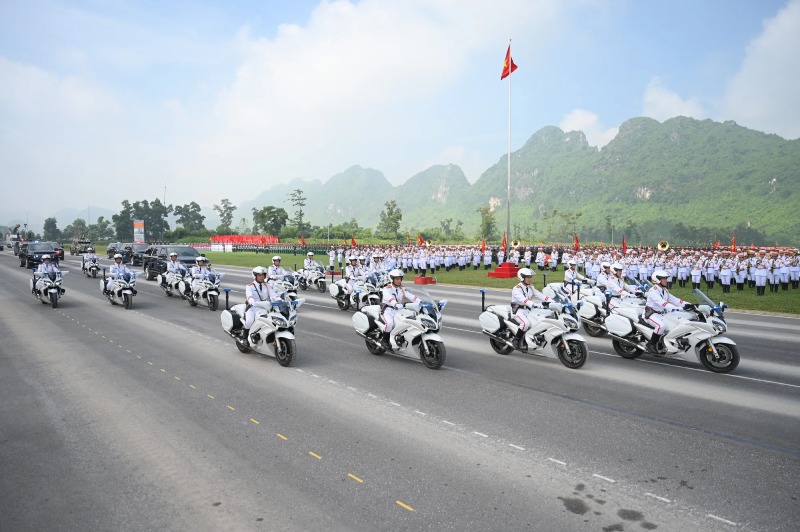 Đoàn mô tô cảnh sát diễu hành trước khán đài