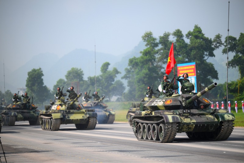 Đội hình xe tăng Việt Nam đồng loạt chào cờ