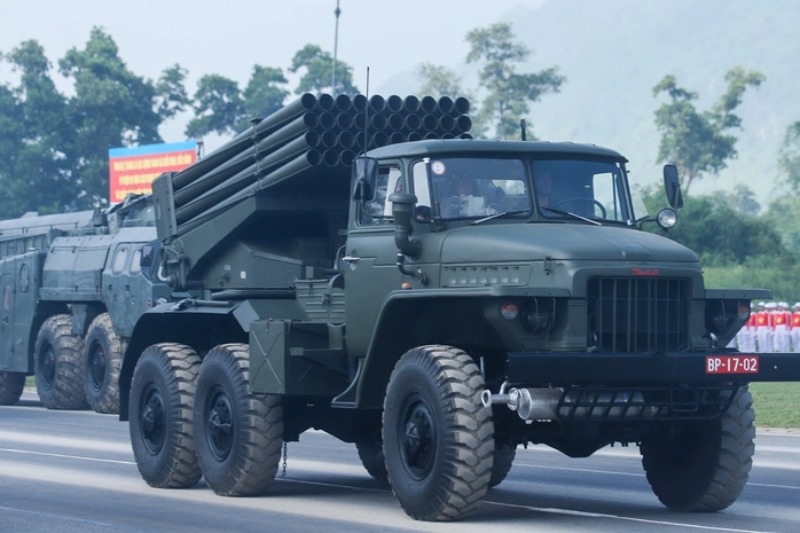 Xe phóng loạt BM-21 Grad trong lễ duyệt binh
