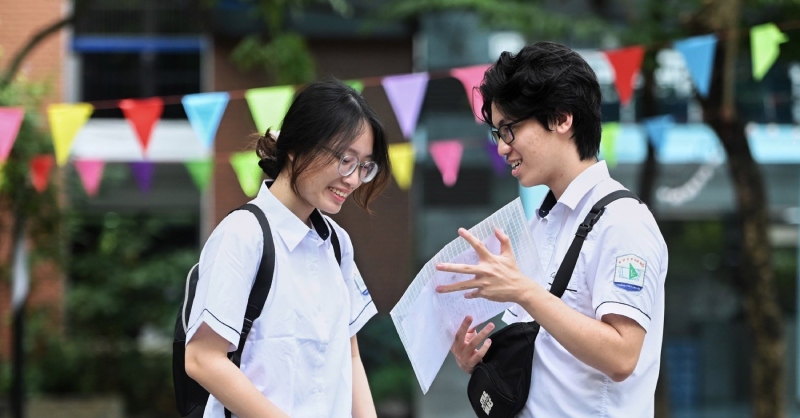 Thí sinh vui vẻ rạng rỡ sau kỳ thi tốt nghiệp