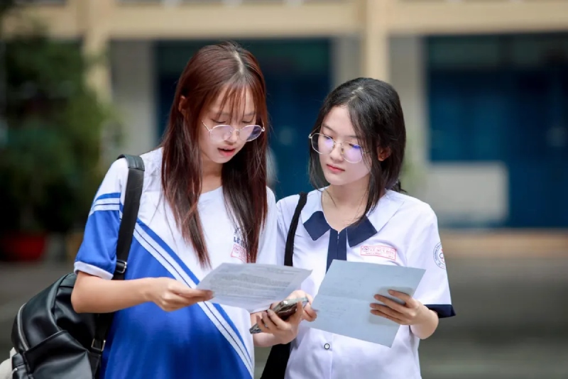 Hai thí sinh xem lại đề sau khi ra khỏi phòng thi