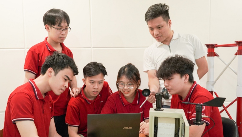 Các sinh viên bách khoa hà nội cùng làm bài tập