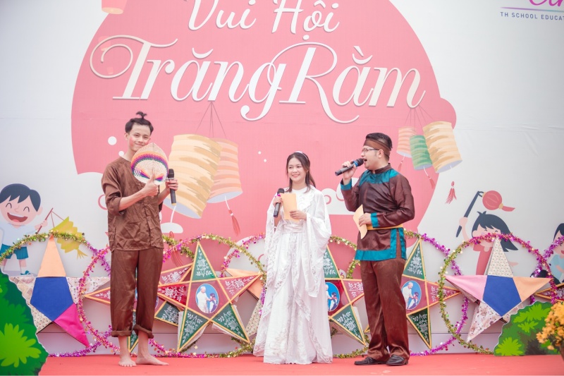 Ba MC trong trang phục truyền thống dẫn chương trình Vui Hội Trăng Rằm