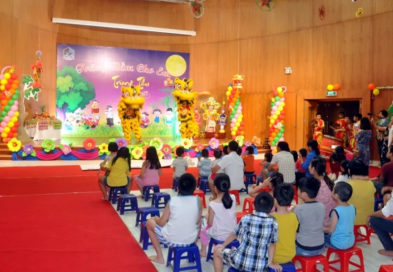 Khán giả nhỏ tuổi xem múa lân trong chương trình Trung Thu tại hội trường