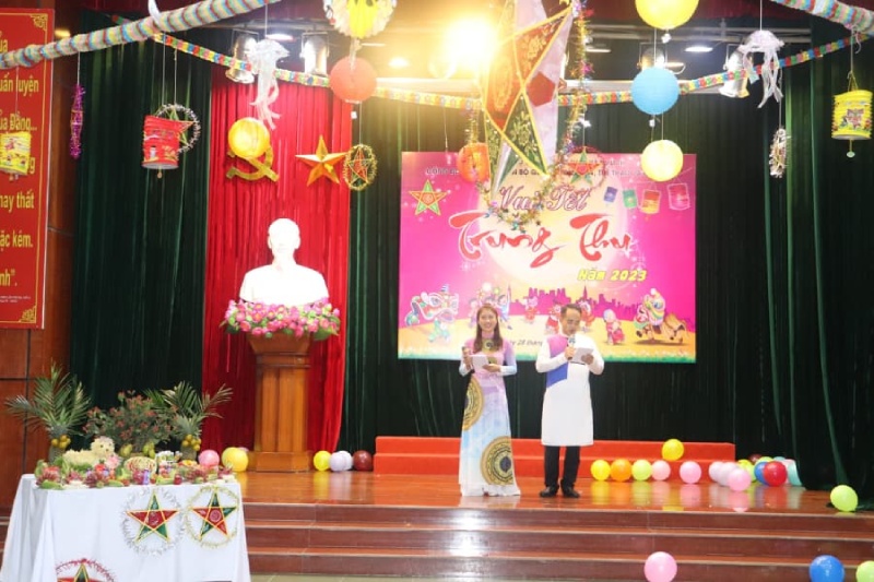 Hai MC đứng trên sân khấu trong chương trình Trung Thu