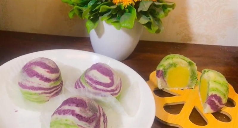Đĩa bánh trung thu nhiều màu với lớp nhân đậu xanh bên trong