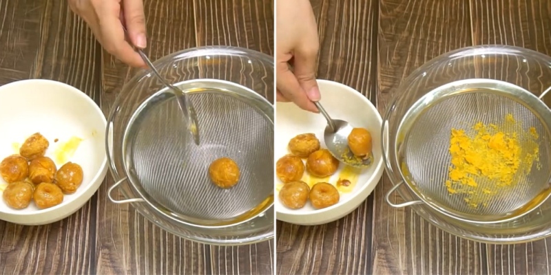 Nghiền nhuyễn trứng muối bằng dụng cụ ray