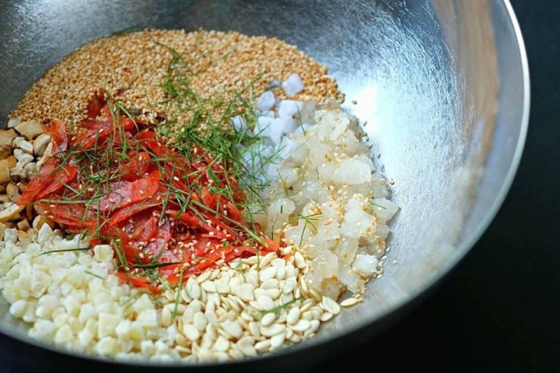 cho tất cả nhân vào một âu lớn