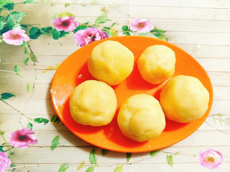  Nhân bánh trung thu được vo tròn vàng mịn