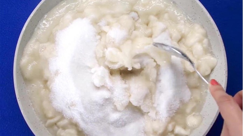 Ướp đường vào mãng cầu để sên mứt ngọt hơn