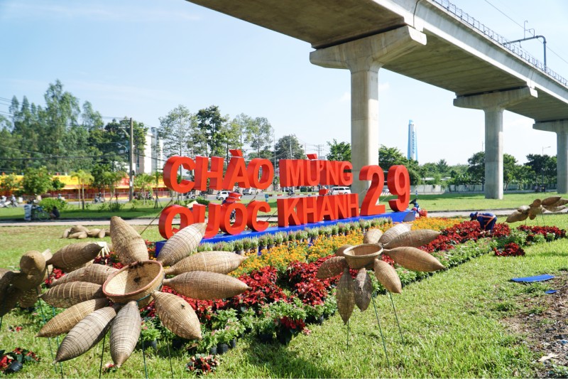 hoa mừng Quốc khánh 2/9 được trang trí rực rỡ tại TP.HCM