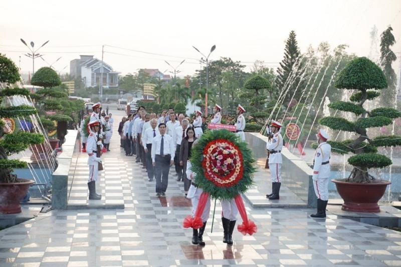 Lễ viếng và dâng hoa tưởng niệm anh hùng liệt sĩ