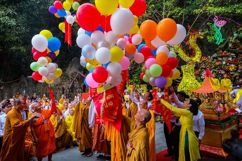 sư thầy thả bóng bay trong lễ hội quán thế âm