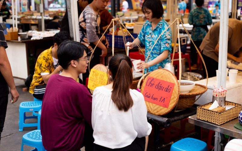 Ăn chè đậu đỏ tại các quầy bán chè