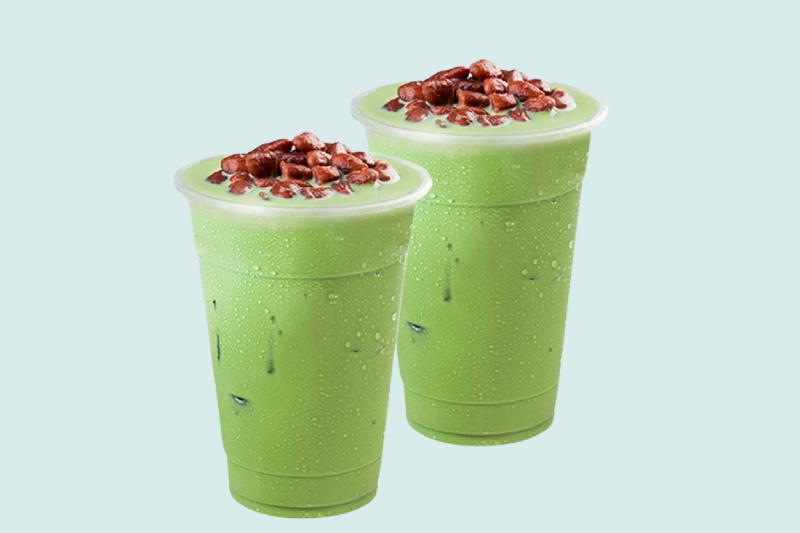 Ly matcha xanh mát, điểm đậu đỏ ngọt bùi, vừa đẹp vừa ngon miệng