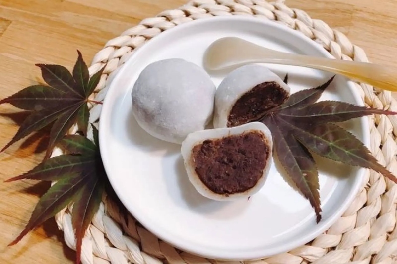 Viên mochi mềm dẻo, cắn vào lộ nhân đậu đỏ thơm lừng