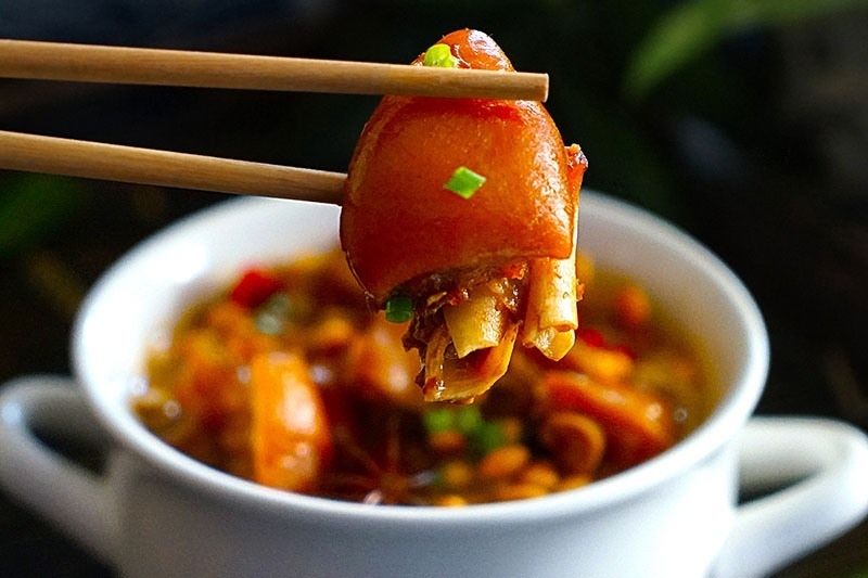 Bát canh nóng hổi, đậu đỏ mềm bùi, thịt chân giò béo ngậy