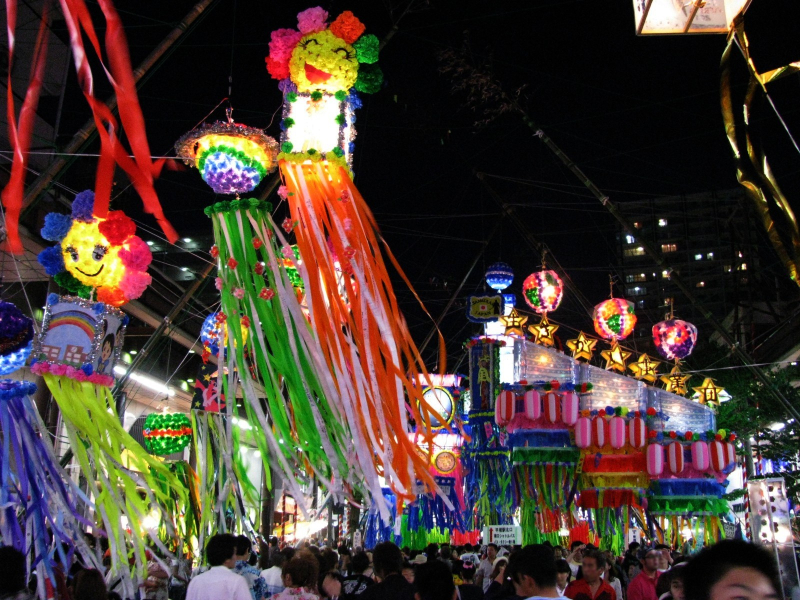 Trang trí đèn lồng rực rỡ trong lễ hội Tanabata