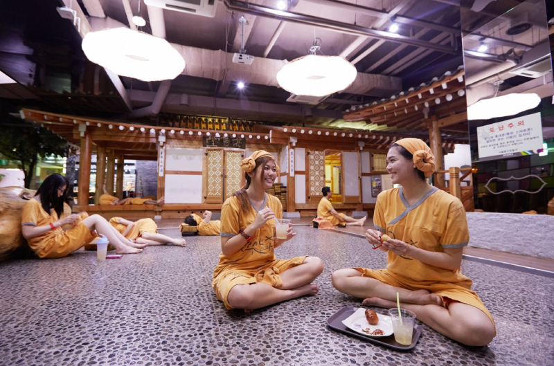 Người dân rủ nhau đi tắm gội