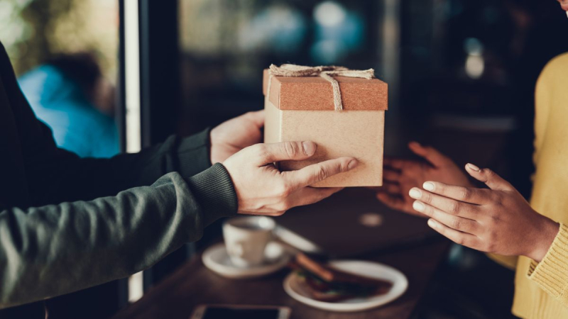 Tặng quà cho nhau vào ngày Thất Tịch