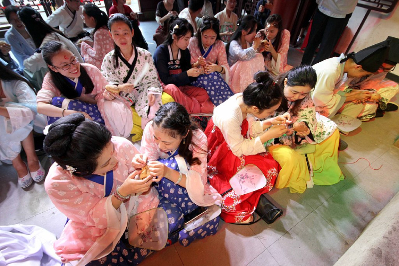 Phụ nữ Trung Quốc thêu thùa trong lễ Thất Tịch