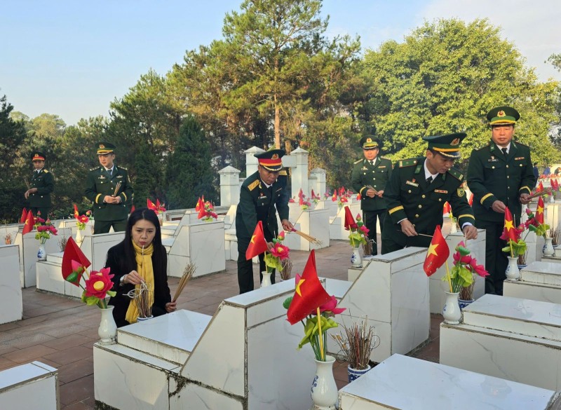 Thực hiện dâng hương liệt sĩ